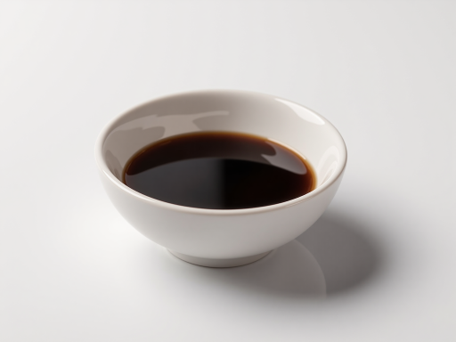 精致意式浓缩咖啡杯,深色液体表面有细腻泡沫,背景是简约白色桌面